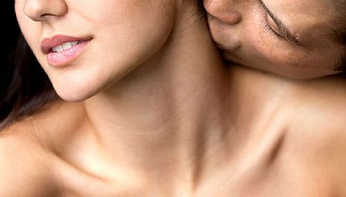 Até mesmo os casais mais apaixonados e que vivem uma relação cheia de carinho, afeto e amor podem experimentar, de tempos em tempos, uma diminuição na frequência e na vontade de transar.
 Mas como o sexo é um ingrediente importante da união, algumas medidas devem ser adotadas para elevar a libido e melhorar a qualidade dos momentos íntimos, caso a falta de desejo seja fonte de incômodo. Confira algumas dicas:
 1. Se o estresse e o cansaço do dia a dia têm te afastado da intimidade com o par, procure reservar momentos de descanso e troca de carinhos com a pessoa amada, mesmo que, a princípio, os toques não resultem em sexo. Manter a c